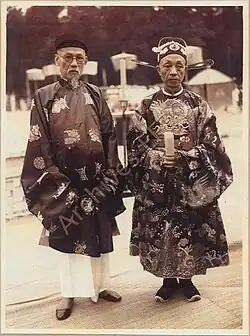 Imperial family member (left) in the traditional Áo tấc and mandarin (right) in the imperial court dress.