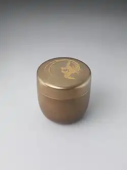 Lacquer tea box (natsume) with phoenix decoration, 19th century. Metropolitan Museum of Art.