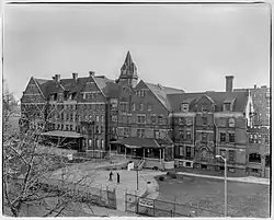Photograph of the facade of Hebron French Speaking Seventh Day Adventist School by Cameron Blaylock