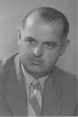 A man wearing a suit, shirt and tie.