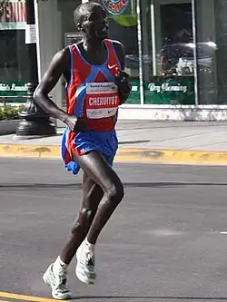 Evans Cheruiyot running, seen from an angle