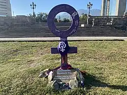 A sculpture covered with memories of people and in the center has a plaque that reads: "Antimonumenta, Alive Monument. Dedicated to all women victims of the machista Nuevo León. 15 May 2022