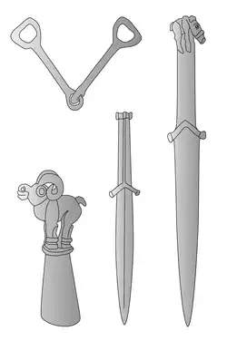 Arzhan I bronze artifacts: horsebit with horseshoe shape, decorative pole cover and daggers.[15] The dagger is close to Tagar culture types.[19]