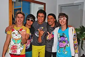 Brazilian indie pop group Restart wearing "colorido" fashion, popular for most of the early 2010s in Brazil.