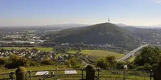 Looking east towards Barkhausen (foreground), the B 61 (Portastraße) bridge over the Weser, the Jakobsberg Transmission Tower (Weser Hills) and the villages of Lerbeck (by the wood) and Neesen (left) on the far side of the Weser