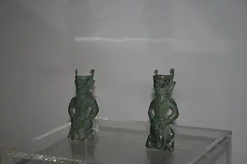 Bronze figurines wearing plain jackets and tight pants, Sanxingdui