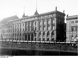 The same building in 1925, showing southward expansion (left);[12] the building was destroyed during World War II