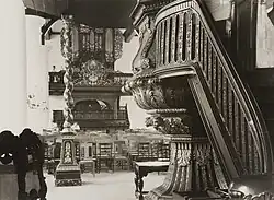 Photo of the pipe organ seen from the pulpit area, around 1945–1955.