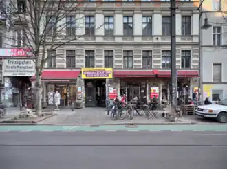 Collectives Schwankende Weltkugel [de] and Café Morgenrot, Kastanienallee 85