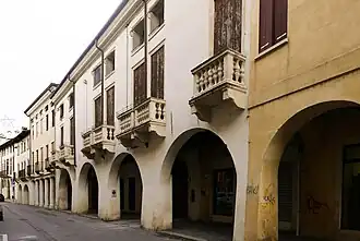 Porticos along ''Contrà Santa Lucia''