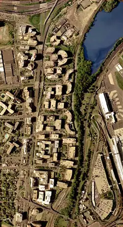 Satellite image of Crystal City with U.S. Route 1 (left); Reagan National Airport (bottom right); George Washington Memorial Parkway (center); I-395 (top left); and VA Route 233/Airport Viaduct (bottom) in 2002