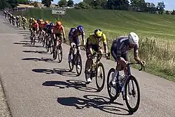 The peloton passing through Tovstrup Stationsby
