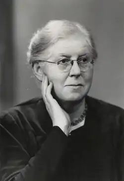 Image of Dorothy Tarrant posing with her right hand resting on her face.