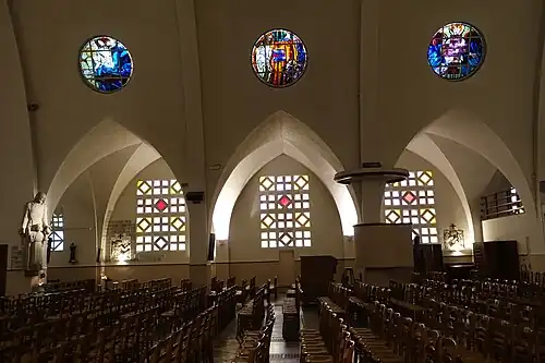Side aisle of nave with circular oculi windows above