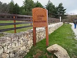 Photo of the Valle de los Neandertales sign at the archaeological park.