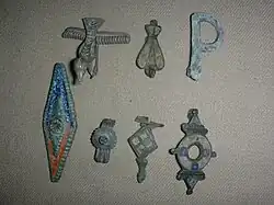 Diverse fibulae. 4th century BC – 3rd century AD