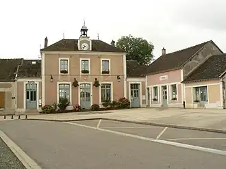 The town hall in Savins