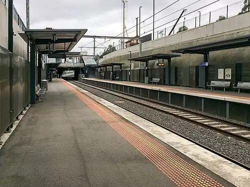 Eastbound view from Gardiner platform 2 facing towards platform 1