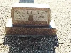 Grave of Ova Darling Betts (1868–1950) and Mamie Betts.