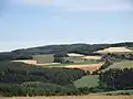 Blick from the direction of Obertiefenbach über das Hasenbachtal ostnordostwärts of the Weißler Höhe (rear); rechts am Ringmauerhang der Obertiefenbacher Weiler Spriestersbach