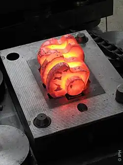 Flashlessly forged two-cylinder crankshaft