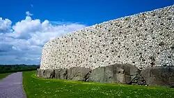 The revetment and kerbstones