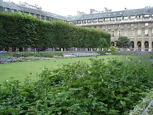 The garden surrounded by the arcades in 2005