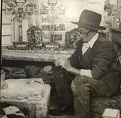 Joaquín López Antay in workshop