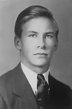 Photo portrait of a young man with short hair wearing a suit and tie
