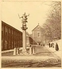 The street before 1897. On the left the riding school, on the right the Wodzicki garden