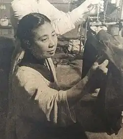 Photo of Katō measuring absorption spectrum at the RIKEN laboratory