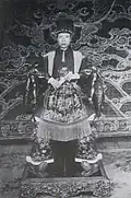 Emperor in Cổn miện (袞冕) ceremonial outfit.