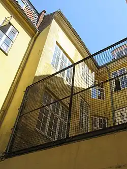 The rear side of the front wing (left) and the canted corner bay, viewed from the courtyard of Kompagnistræde 13.