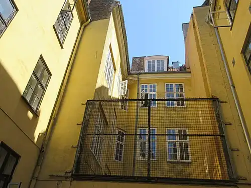 The upper part of the side wing, viewed from the courtyard of Kompagnistræde 13.