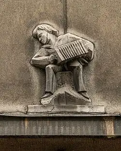 7 Mazowiecka Street, emblem on the facade of the tenement house