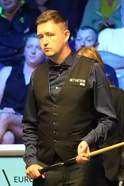 picture of Kyren Wilson holding a snooker cue