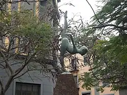 Metal sculpture showing Bautista in a penché position