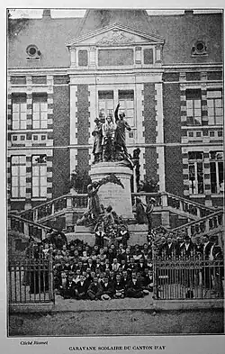 Monument to the teachers Debordeaux, Poulette and Leroy in Laon.