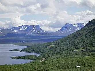 The lake and Lapporten in the background