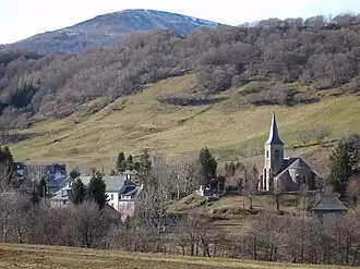 The church and surrounding buildings in Le Claux