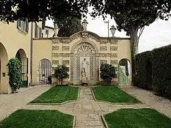 Orange garden with entrance at lefthand side