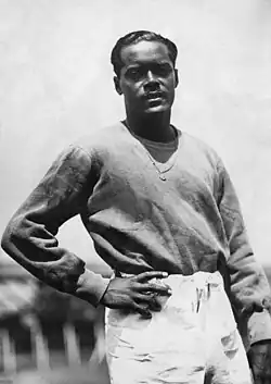 Leônidas in 1940, posing for camera with hand at his waist.