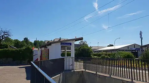 Small shelter on side platform
