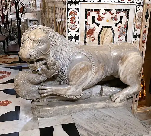 One of the four marble lions, once supporting the Ambo of Guglielmo, now located at the feet of the presbytery balustrade