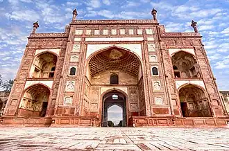 The outer perimeter of the complex features a large entry gate known as Bara Darwaza that leads to the Akbari Sarai.