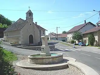 Place Lacuzon, the fountain and the chapel (1664)