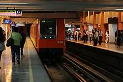 Line 9 platforms, the "provisional terminal" sign can be seen.