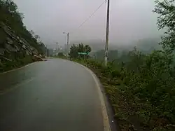 Una carretera en un día nublado