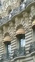 Detail of the façade at n° 29