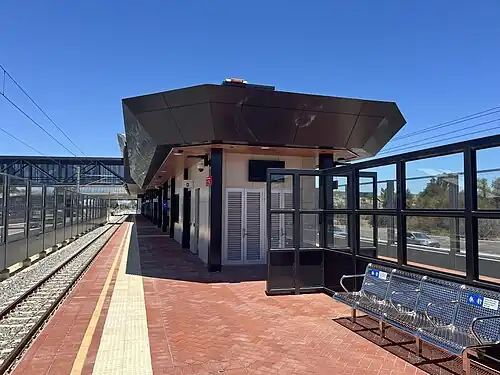 Noranda station platform in a highway median strip
